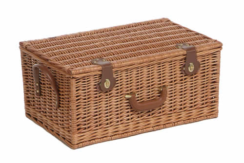 Willow picnic hamper with closed lid