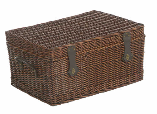 Willow picnic hamper with closed lid