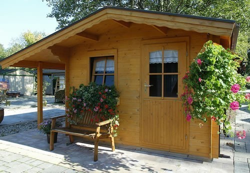 Malmo log cabin with side store